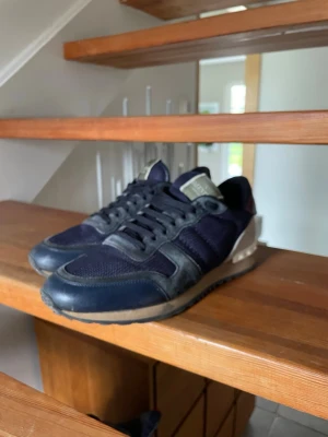 Valentino rockrunners 39 - Säljer min Valentinos nu pga försmå, köpta av något reseller företag kommer inte ihåg vilket. Dem är i bra skick !   