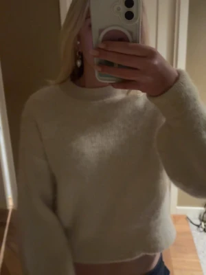 Superfin stickad tröja - Mysig stickad tröja i fint skick som jag inte använder. Tröjan har inga defekter och är i skönt och har bra kvalité i material. 