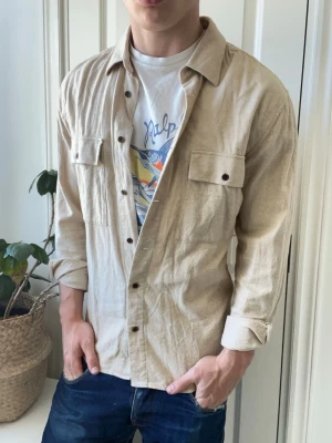 Dobber overshirt  - Dobber overshirt, lite stor på modellen. Inga defekter! Modellen i bilderna är 180 cm 75 kg och bär Storlek M , Kom med frågor! 🌟 (Kan gå ned i pris vid köp av paket 😉) 