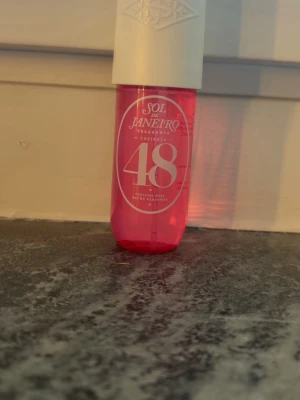 Sol de janeiro - Sol de Janeiro Cheirosa 48 är en parfymmist i en transparent rosa plastflaska med vit spraykork och lock. Flaskan har en modern och stilren design med tydlig logotyp och siffran 48 på framsidan. Perfekt för dig som gillar fräscha och tropiska dofter.