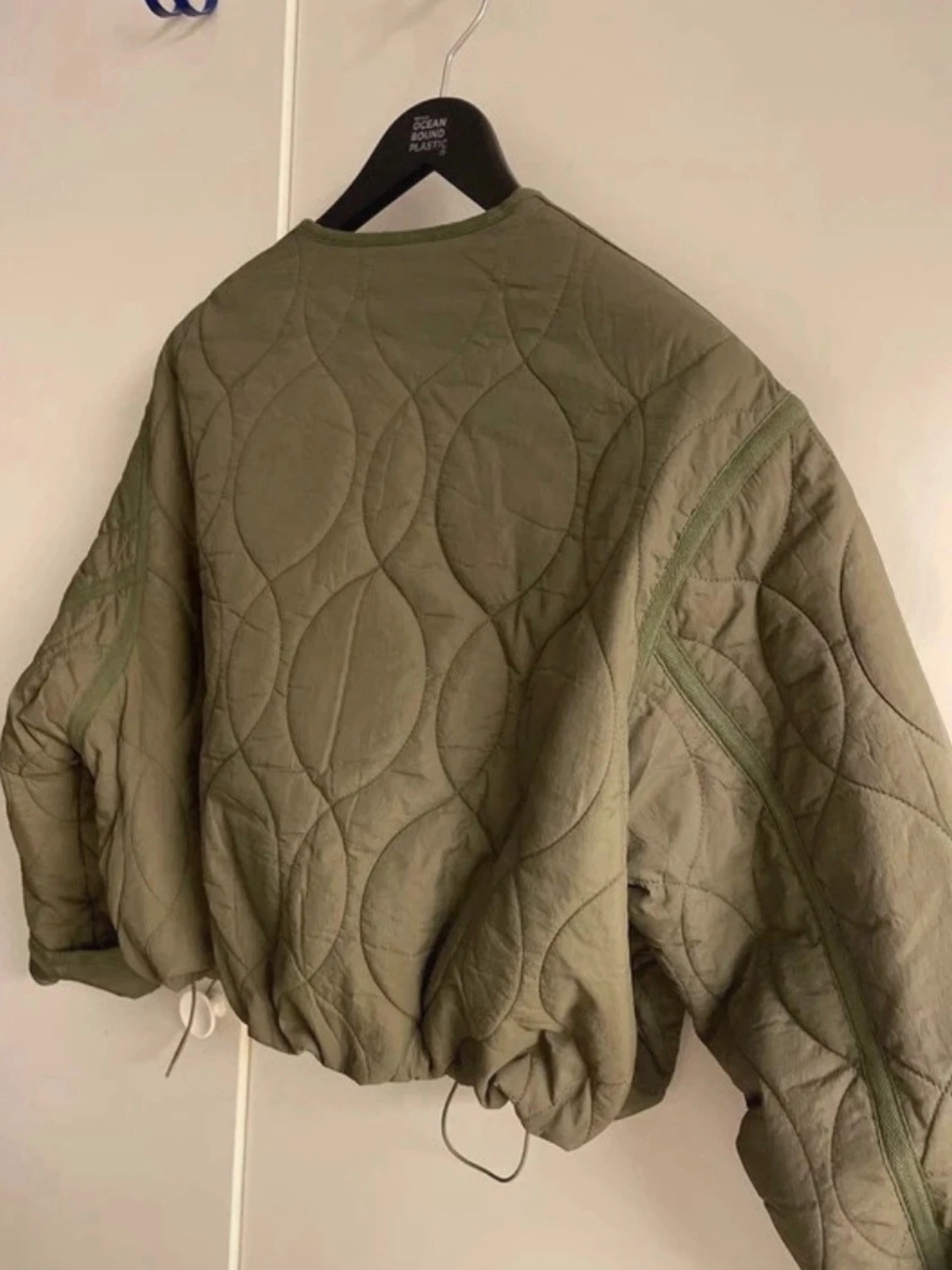 Olivgrön quiltad vindjacka från Zara - 2