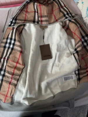 Grå burberry kofta - Snygg grå kofta