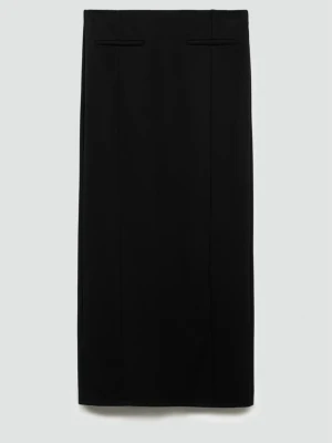 Svart långkjol från Mango - Säljer en svart pennkjol från mango med stilren och rak passform. Kjolen har diskreta sömdetaljer framtill, helt ny med prislapp på, aldrig använd, säljer då den inte passar mig så bra