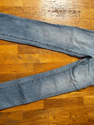 Abrand jeans - Abrand jeans i 99 low straight, tall, modellen som inte säljs längre, byxorna är mycket använda men det är otrolig kvalitet så märks inte att det har blivit andvända så pass mycket som det har. Det är storlek 23 i midlan och tall i längden, dessa passar mig utmärkt som är 177 cm lång, då täcker byxorna halva delen av skorna.