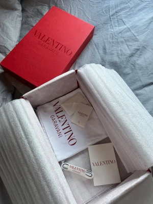 Valentino originaltillbehör – låda, dustbags & extra snören - Säljer originaltillbehör från Valentino som tillhör ett par skor. Perfekt för dig som vill komplettera dina skor med originalförpackning eller höja andrahandsvärdet. Detta ingår: Originalkartong (låda) Dustbags Extra snören Allt är i fint skick. Pris: 499 kr Hör av dig vid intresse!