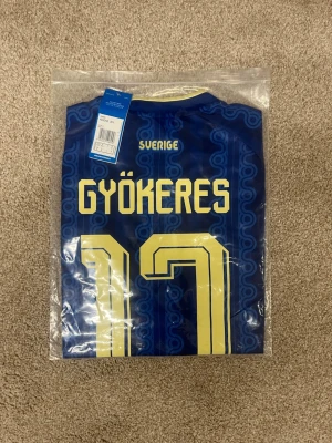 Sverigetröja Bortaställ Gyökeres   - Helt oöppnad Sverigetröja med Gyökeres på ryggen, perfekt till VM i sommar!☀️🇸🇪⚽️