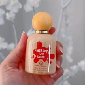 TUBBEES Sweet Caramel parfym - Säljer parfymen Sweet Caramel från Tubbees (50 ml Eau de Parfum). Det är en söt gourmanddoft med toner av karamell, vanilj och kola, med mjuka inslag av sockervadd och mysk. Parfymen är i princip helt ny och endast sprayad en gång för att testas. Luktar som sol de Janeiro 71.