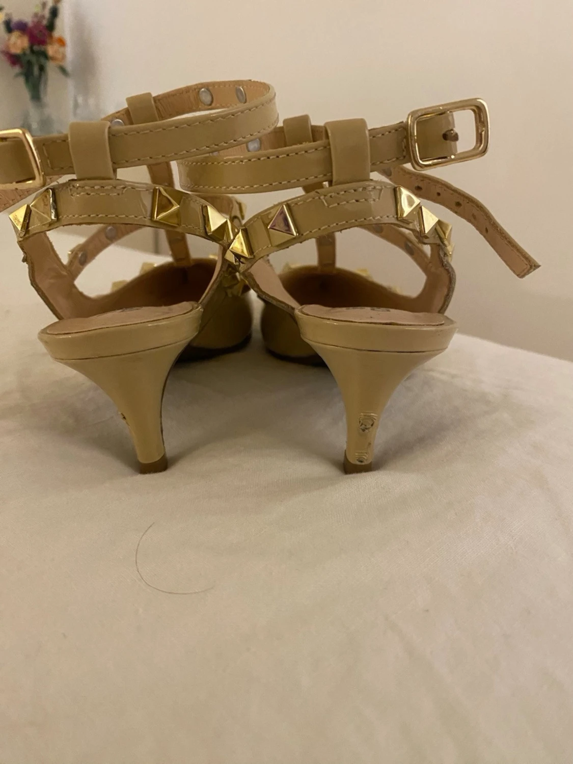 Beige pumps med nitar Shoe Biz - 4