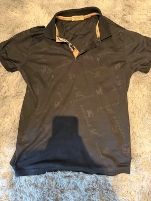 Svart pikétröja från Burberry - Burberry pike med mönster 