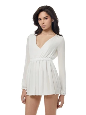 Odette & Odile klänning - Superfin vit kortklänning med djup v-ringning och långa ärmar. Klänningen har markerad midja och ett lätt, flowy tyg som ger en luftig känsla. Perfekt för sommarens alla tillfällen och enkel att styla med accessoarer.