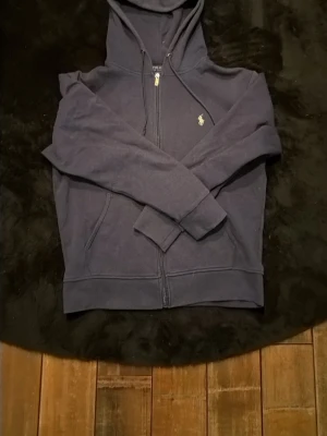 Ralph lauren zip - Säljer nu min riktigt snygga Ralph lauren tröja i storlek S, finns en liten defekt på snöret bild 3. Annars väldigt fint skick