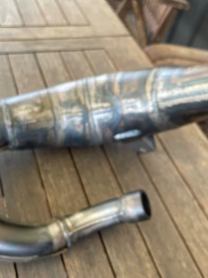 Voca rookie vänsterdraget - Säljer ett metalliskt avgasrör med svetsade fogar, böjd form och rå finish. Perfekt för dig som bygger eller modifierar cross eller moped. Rördelarna har en industriell look och är tillverkade i metall.
