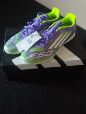 Futsal f50  - Inne fotbollskor jätte sköna har egna själv priset kan diskuteras 