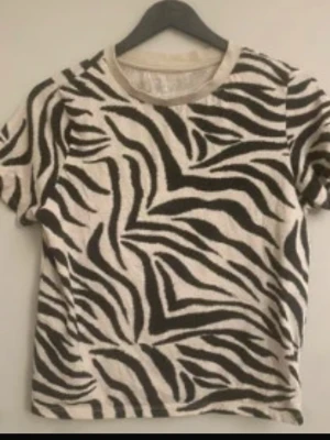 Zebra mönstrad t-shirt - Cool och snygg zebra mönstrad T-shirt💕🦓fint skick💕skulle säga att den funkar i S också💕🤗