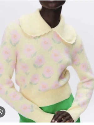 En mjuk tröja i koreansk stil från Zara🌷 - En mjuk tröja i koreansk stil från Zara. Den är i en mjuk gul färg med blommigt tryck och en fin krage. Den ser väldigt söt och prydlig ut, perfekt för vinter/höst/vår.🌷💕