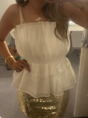 Jättesnygg fest topp💞💞 - Fin vit topp från Gina i strl 38!💞använd en gång!