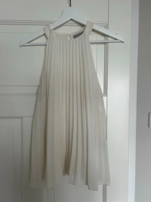 TOPP FRÅN HM - As snygg topp som är slutsålt från H&M.  Väldigt bra skick och fåtal gånger använd😍😍