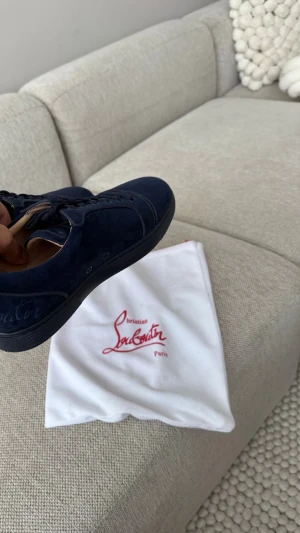 Christian Louboutin Marinblå - Perfekt inför fina tillfällen, endast påse följer med mycket bra skick 