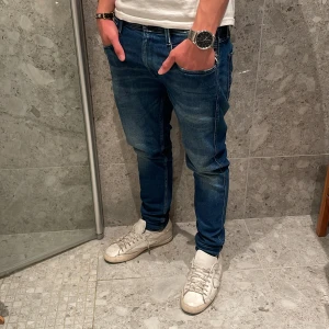 Replay Slim Jeans - Hej! Vi säljer nu ett par riktigt snygga replay jeans | Strl: 30 Skick: 9/10 Retail: ca 1700kr | För ytterligare frågor är det bara att skriva ✍️ 