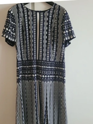 DKNY klänning M - Superfin chic klänning från den kända märket DKNY storl. 10 (M) Klänningen är luftig, lätt, 93 % silk, 7 % elastane, knälång. Dragkedja baktill  Klänningen är I toppskick I princip oanvänd.