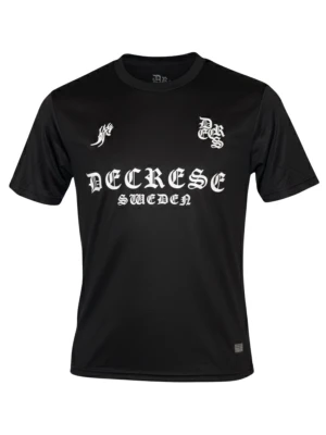 Decrese Sweden – Streetwear möter sport! 👕🔥 - Uppgradera din garderob med denna snygga svarta t-shirt från Decrese Sweden. Med sin exklusiva design får du känslan av en matchtröja fast med en kaxig streetwear-twist. ✅ Design: Unikt vitt tryck för en sportig och trendig look. ✅ Passform: Skönt, lätt material som passar lika bra på gymmet som till vardags. ✅ Style-tips: Matcha med en Decrese-mössa för en komplett outfit! Säkra din stil nu – perfekt för alla som vill sticka ut! 🚀 