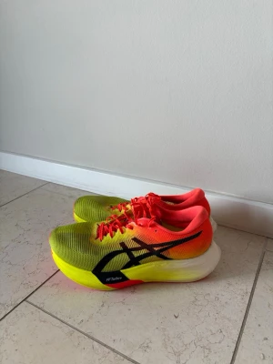 Asics Turbo FF+ - Extremt bra springskor för den som gillar springa snabbt! Säljer dessa då de har blivit för små, skicket är bra, lite slitna men fungerar precis som nya! 