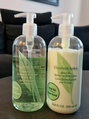 Elizabeth Arden Green Tea Shower Gel & Body Lotion - Se mängd enligt bild. Fräsch doft av grönt te som håller förvånadsvärt länge på huden. Skickar som snabbast med Instabox. 