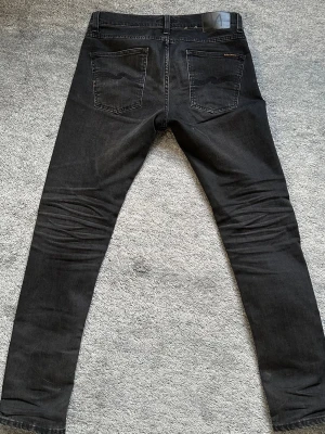 Svarta lean dean jeans från Nudie Jeans - Svarta nudies, strlk 30,32. Mycket bra skick 