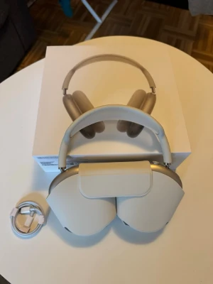AirPods Max stjärnglans - Apple AirPods Max Starlight i nyskick köpta i februari, kommer med box och laddare. Hör av dig vid eventuella frågor!😊