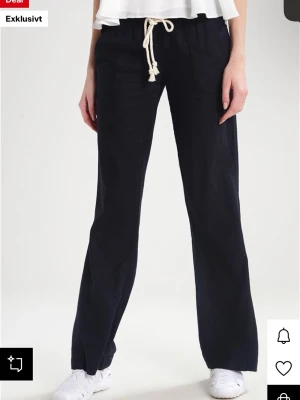 Svarta Roxy linnebyxor - Superfint skick, sällan använda!🖤