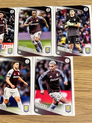 Aston Villa fotbollssamlarbilder Topps - Fem samlarbilder från Topps med Aston Villa-spelare. Korten har färgstarka foton på spelarna i matchställ, klubbmärke och spelarnamn på framsidan. Baksidan innehåller info om spelarna och deras prestationer. Perfekt för dig som gillar fotboll och samlarbilder.