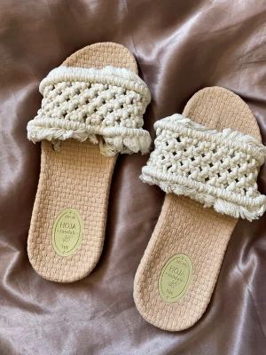 Sandaler - Sandaler som tyvärr är i fel storlek för mig och därför kan de inte användas. Handgjorda och köpta för 600kr.