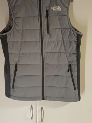 Grå väst The North Face - Säljer pågrund av att den blev för liten och den kom aldrig till användning och den är i storlek S men passar också M