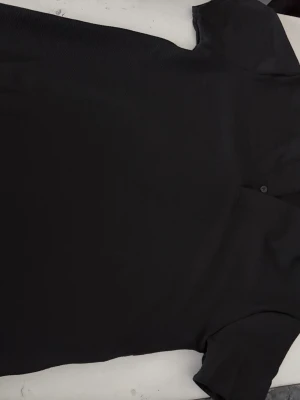 Svart set med t-shirt och byxor - Snyggt svart set med kortärmad t-shirt och matchande byxor med resår i midjan. Setet har en enkel och stilren design, perfekt för en avslappnad look. Materialet ser mjukt och bekvämt ut, och färgen är helsvart.