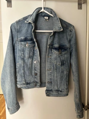 Blå jeansjacka - Snygg jeansjacka från H&M, bra vår och sommar jacka