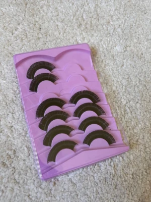 Svarta volymfransar! - Säljer ett paket fransar! Dom är rätt tjocka men fina ändå! Har används 4 fransar som ni ser på bilden men dom andra är helt orörda!💕