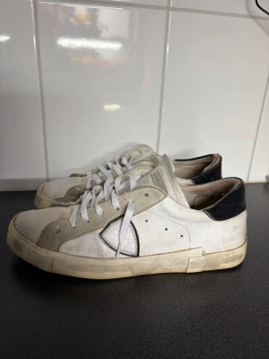 Philipe Model skor - Hej! Säljer nu dessa väldigt populära och snygga Philipe Models i vit | Storlek: 42 | Slitna sulor vid hälen, se bilder 2,4 och 5 | Pris kan diskuteras! | Hör av dig vid intresse eller minsta fundering!