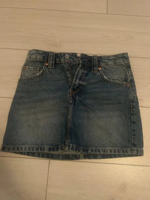 Stradivarius blå jeanskjol  - Säljer en blå jeanskjol från Stradivarius. Kjolen är kort och har en rak passform. Kjolen är oanvänd, lite för stor för mig.💕