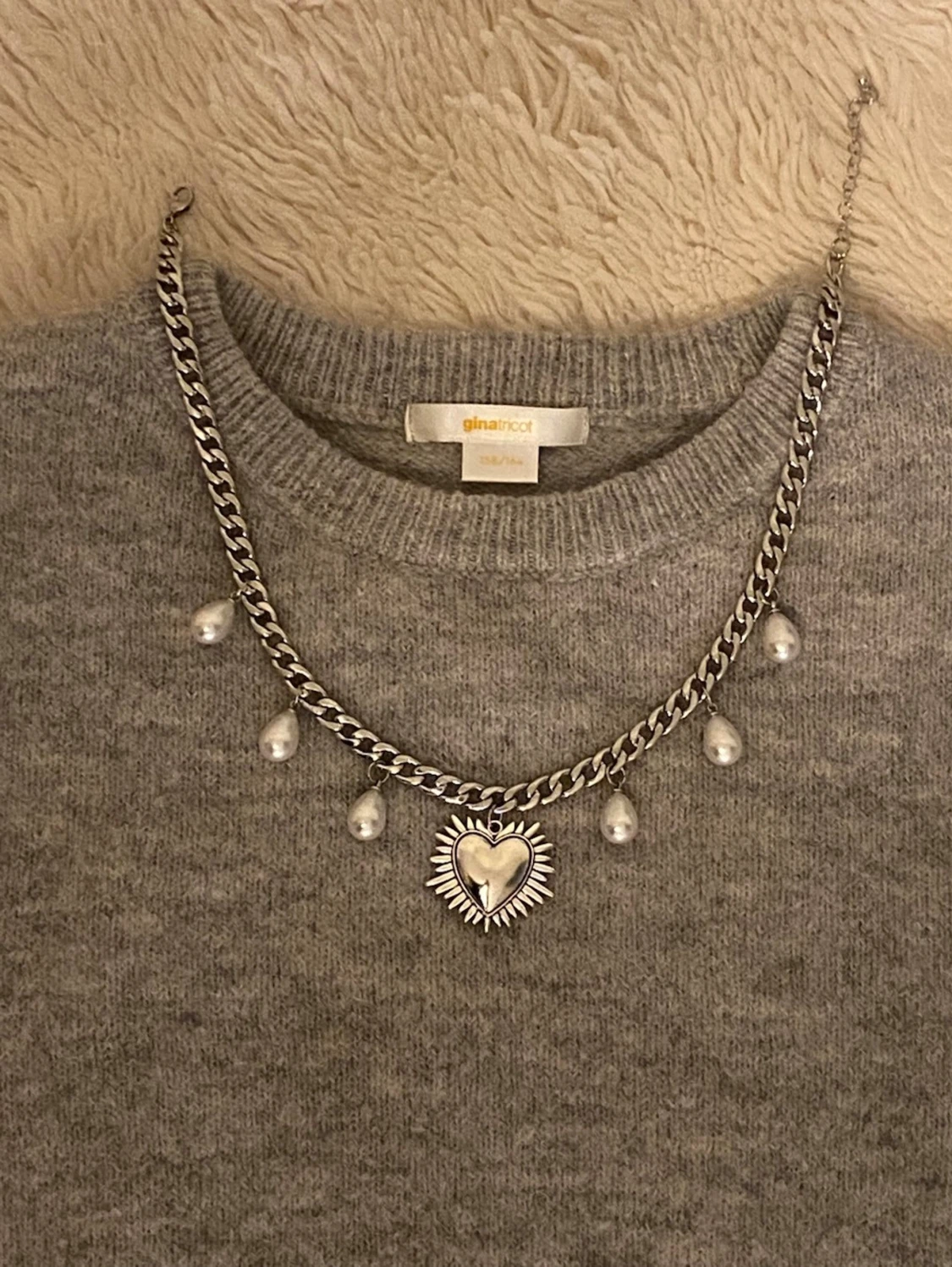 Silverfärgat halsband med pärlor och hjärta