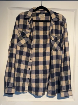 Rutig overshirt från denim&supply Ralph Lauren - Overshirt från Denim&supply i blått och beige rutigt mönster. Knappt använd då den är lite för stor, storleken är M men passformen lutar mer åt M/L då den är lite lång. 