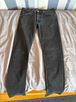 LEE svarta slim jeans - Säljer ett par svarta jeans i storlek 33-34med smal passform och klassisk femficksdesign. Jeansen har normal midja och är tillverkade i ett mjukt denimtyg. Perfekta för en stilren look. Priset går att diskutera!