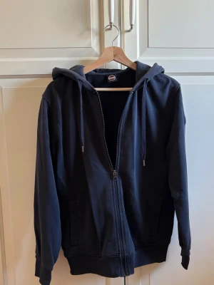 Mörkblå tröja Colmar - Snygg mörkblå hoodie från Colmar med dragkedja framtill. Stl M, hör av dig vid frågor! 