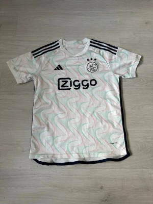 Ajax fotbollströja S - En riktigt fräsch Ajax tröja, perfekt nu när sommaren är runt hörnet. Tröjan är i mycket bra skick och utan defekter. Skriv vid frågor och vid köp av fler plagg i min profil så löser jag paketpris;)