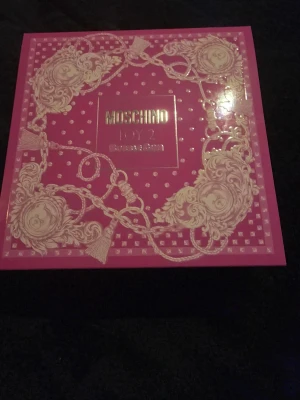 Moschino Toy 2 Bubble Gum presentset - Säljer ett Moschino Toy 2 Bubble Gum presentset i snygg rosa förpackning med gulddetaljer. Setet innehåller en parfym i en unik björnformad flaska och en matchande body lotion, båda i rosa toner. Perfekt för dig som gillar lekfull och trendig design.