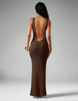 Brun stickad långklänning öppen rygg - Säljer en brun lite glittrig, figurnära stickad långklänning med djup öppen rygg. Passar perfekt till sommaren, semestern eller stranden. Aldrig använd, helt ny!!🩷 Buda💸