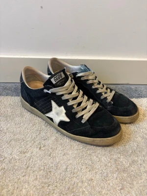 Golden goose ballstar - Helt ok skick, kan tvätta vid förfrågan så de ser nästintill nya ut. Stlrsta skadan är i hälarna men nu mot sommaren när det inte regnar eller snöar så spelar de ingen roll.