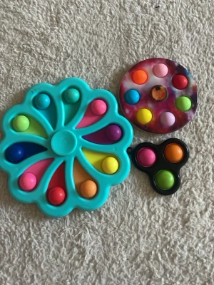 3 Pop it figet toys - 2 av dem snurrar, pop sakerna är lite större än på en pop it, väldigt kul. 