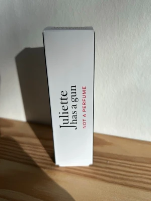 Juliette Has a Gun - Not a Perfume - Minimalistisk och elegant parfym i 5ml provstorlek från Juliette Has a Gun. Förpackningen är vit och svart med stilren text. Doften är känd för sin rena och unika karaktär, perfekt för dig som gillar subtila och moderna parfymer.