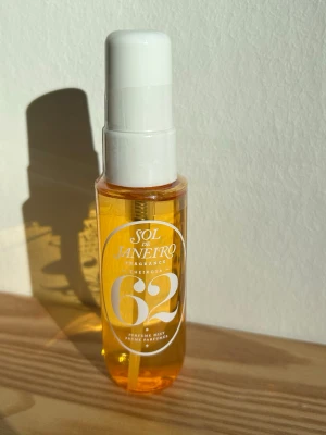 Sol de Janeiro Cheirosa 62 Parfymmist - Sol de Janeiro Cheirosa 62 bodymist i 30ml. Doften har inslag av pistage, salt karamell och vanilj. Helt ny!💛