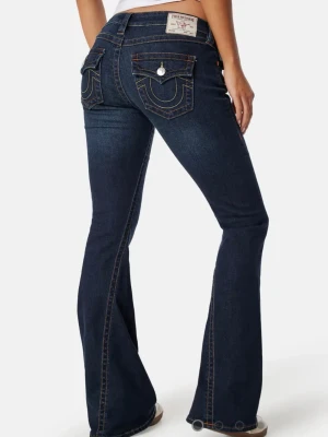 True Religion mörkblå bootcut jeans - Mörkblå bootcut jeans från True Religion med klassiska kontrastsömmar och snygga fickdetaljer bak. Jeansens material är denim och de har låg midja samt knappar och dragkedja framtill. Använt max 3 gånger.